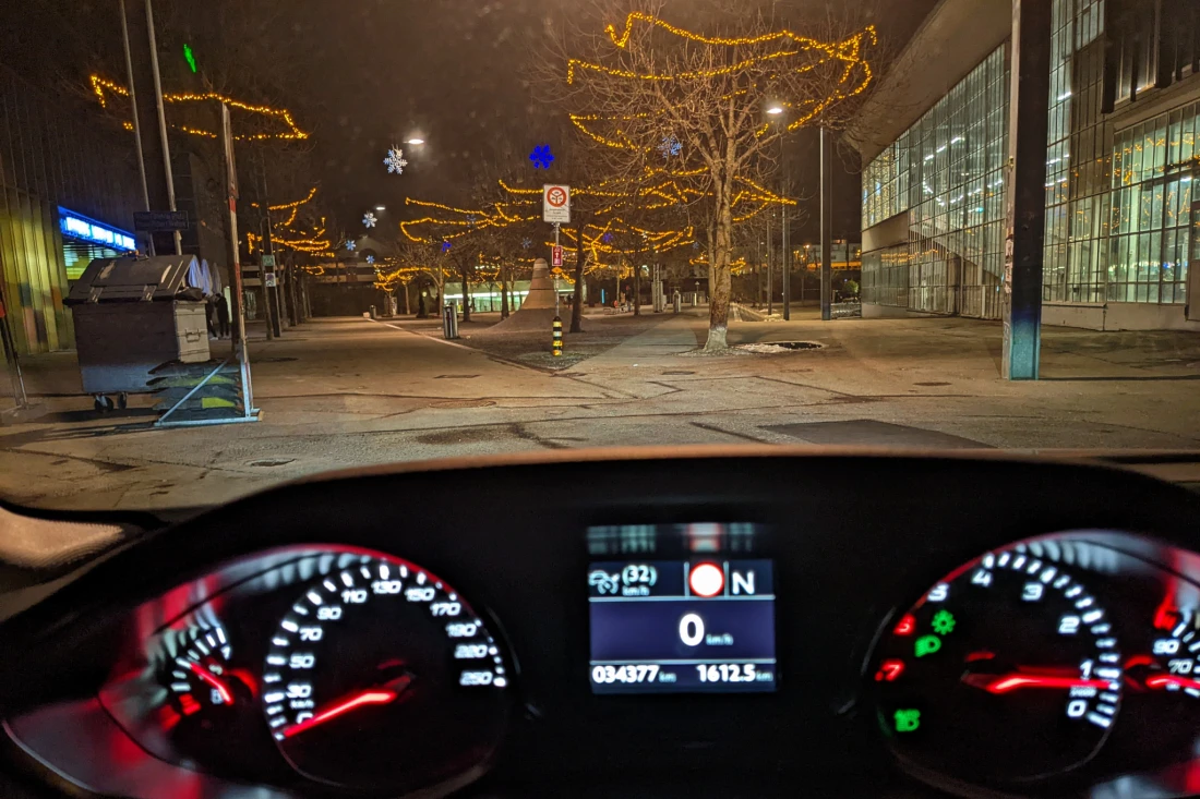 Warten hinter dem Bahnhof