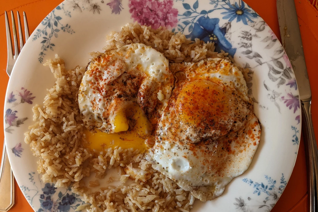 Reis mit Sesamöl und Spiegelei