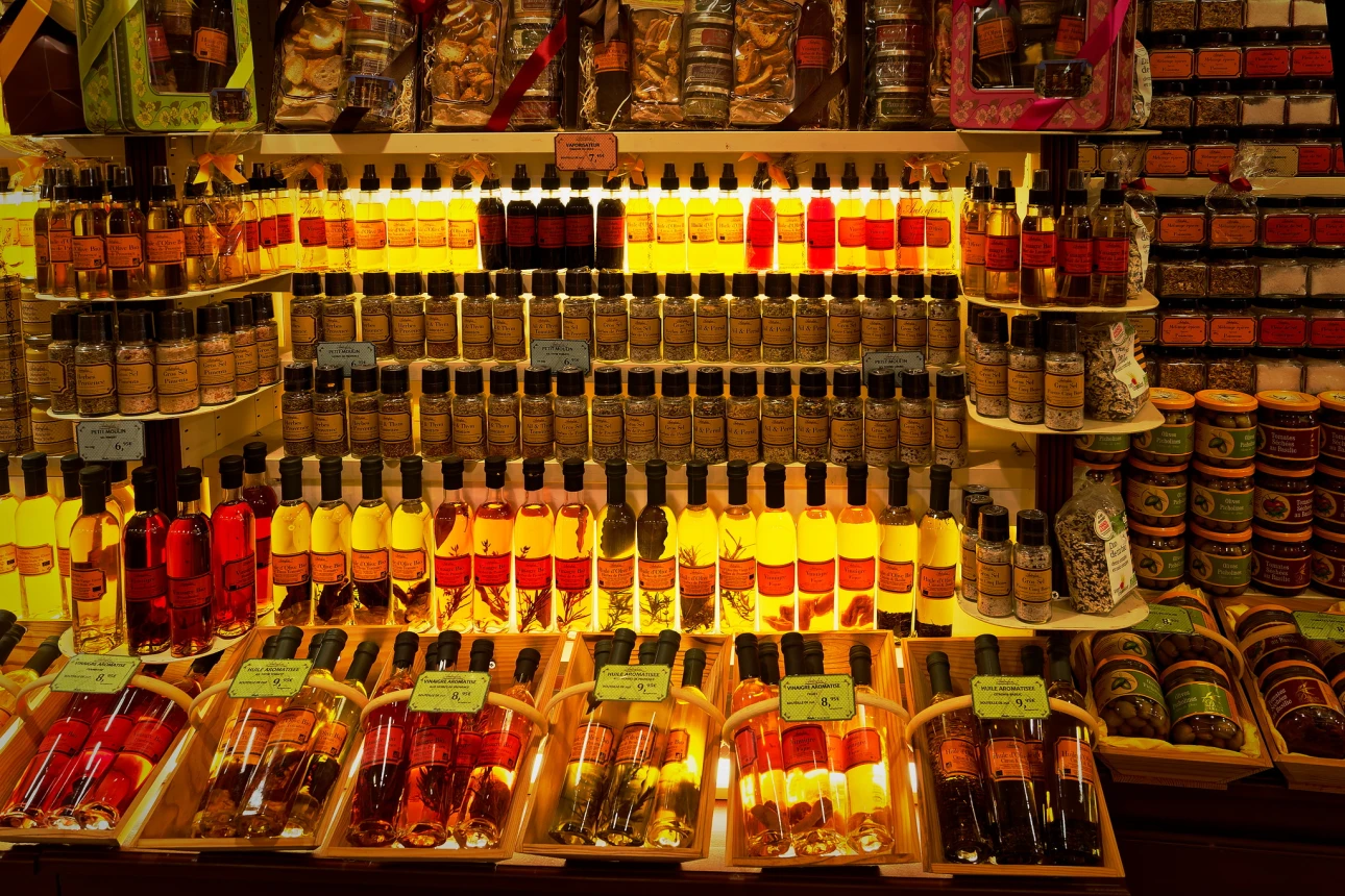 Gewürzregal in einem Laden in Aigues-Mortes