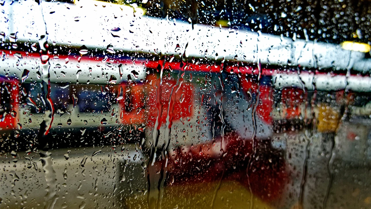 Bei Regen im Zug am Bahnhof