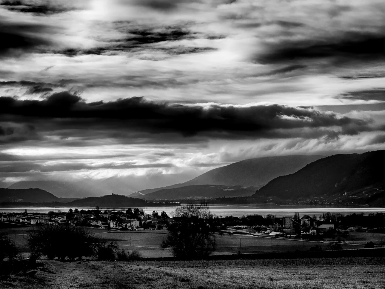 Beckter Himmel über dem Bielersee