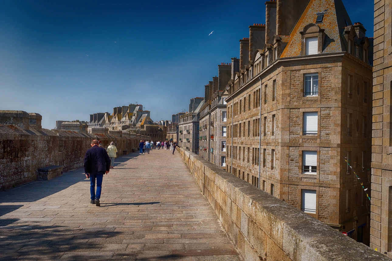 Auf der Stadtmauer von Saint-Malo