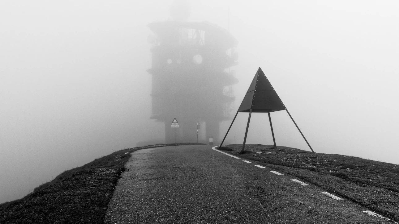 Chasseral-Turm im Nebel