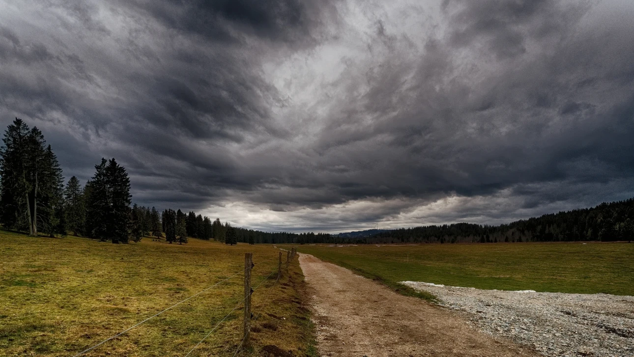 Dunkle Wolken über dem Jura