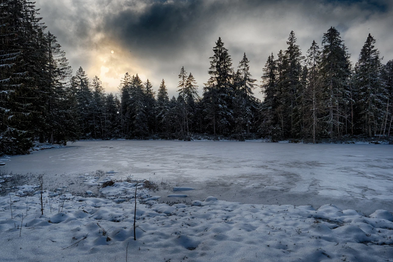 Die Sonne und leichter Schneefall
