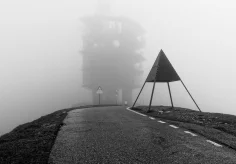 Chasseral-Turm im Nebel
