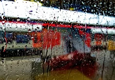 Bei Regen im Zug am Bahnhof