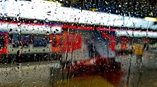 Bei Regen im Zug am Bahnhof