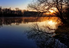 Spiegelung bei Sonnenaufgang