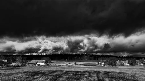 Dunkle Wolken über dem Jura
