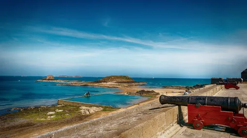 Saint-Malo - Blick von der Stadtmauer auf die Insel Grand-Bé