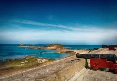 Saint-Malo - Blick von der Stadtmauer auf die Insel Grand-Bé