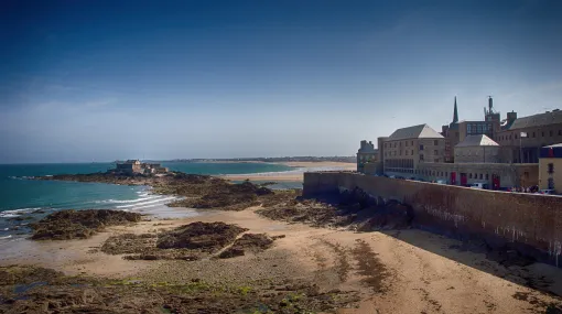 Fort National und Stadtmauer bei Saint-Malo