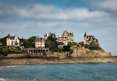 Villengegend an der Küste in Dinard