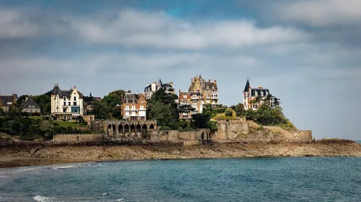 Villengegend an der Küste in Dinard