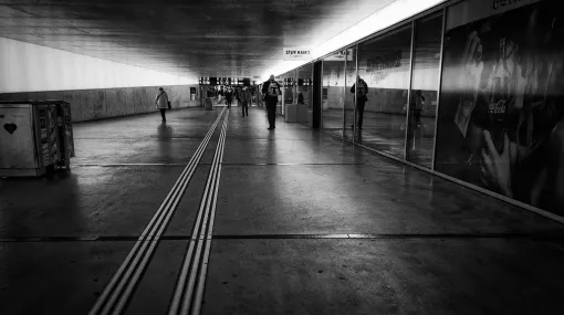 Unter dem Bahnhof