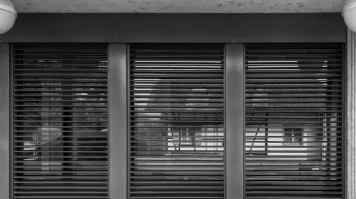 Spiegelung hinter Lamellenstoren