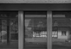 Spiegelung hinter Lamellenstoren