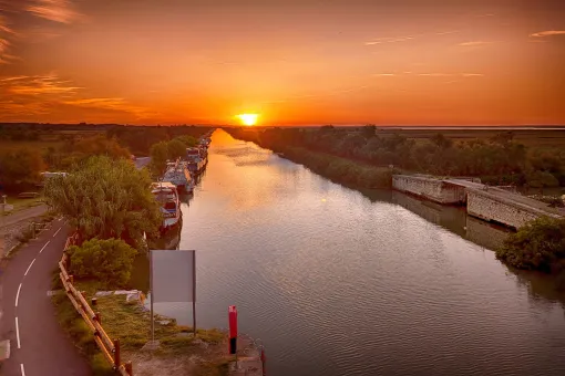 Sonnenaufgang am Kanal