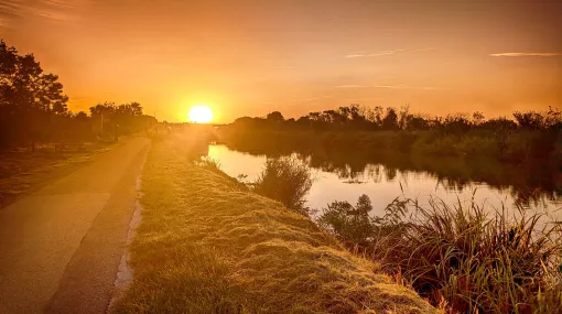 Sonnenaufgang am Kanal (II)