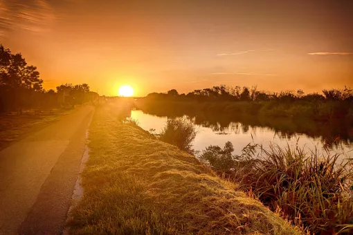 Sonnenaufgang am Kanal (II)