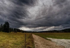 Dunkle Wolken über dem Jura