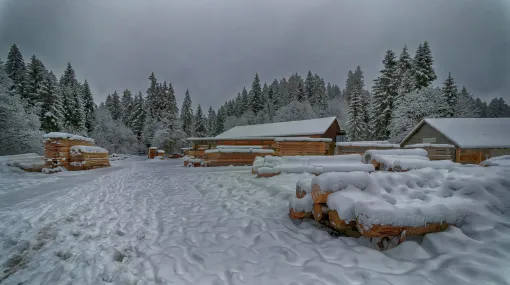 Schreinerei bei einem der Eingänge zum Etang de la Gruère