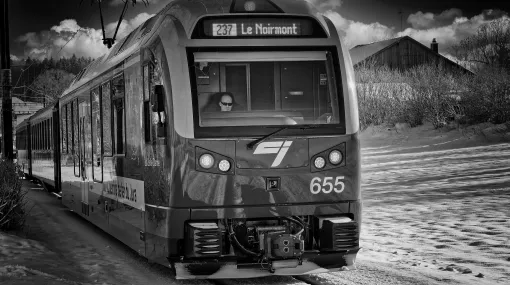 Hat gerade den Bahnhof bei Les Reussilles verlassen