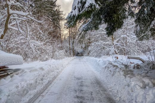 Winterliche Strasse in Magglingen  
